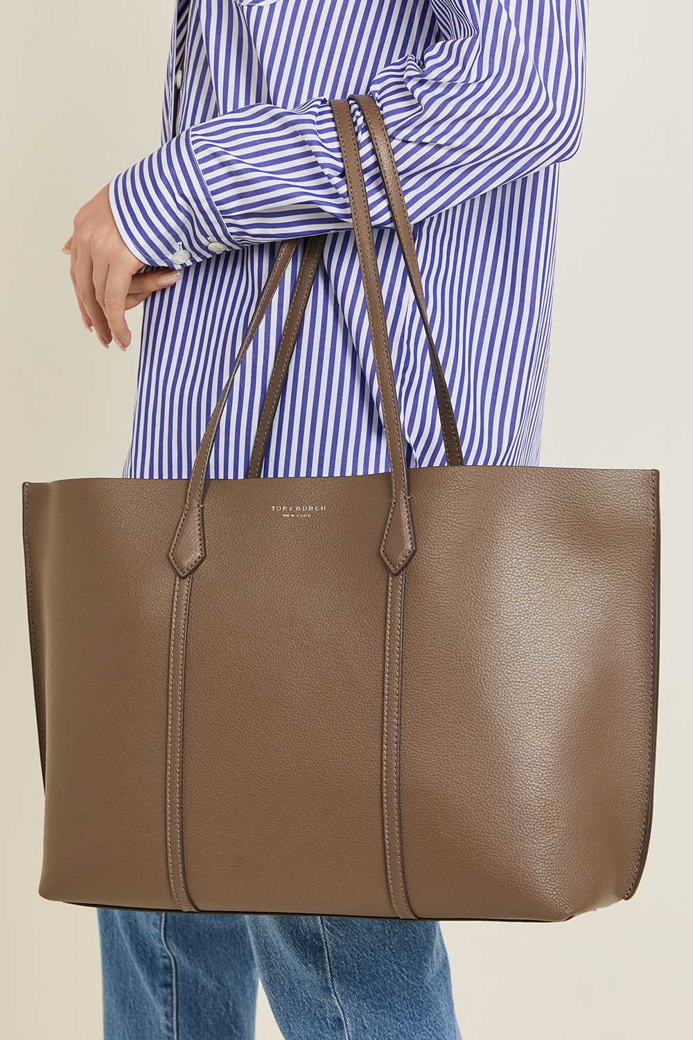 תמונת כל הלוק של תיק נשיאה ללפטופ פרי